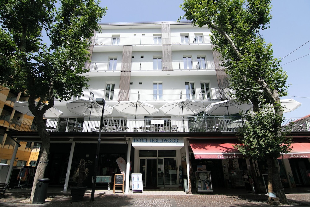 Hollywood Hotel 3/50