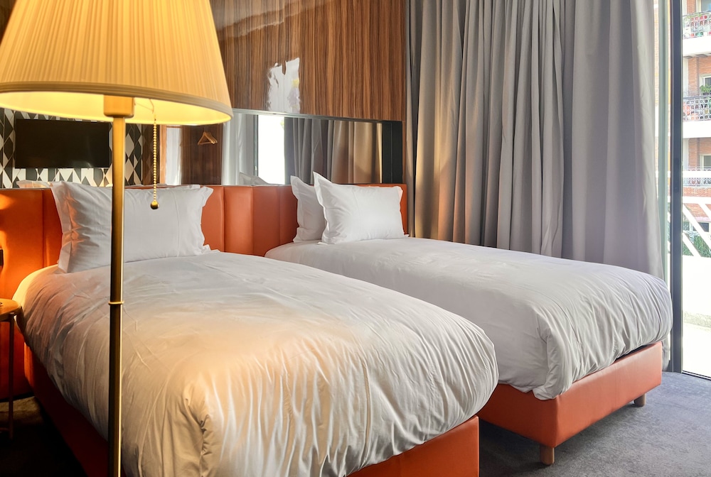DELUXE, TWIN BEDS
