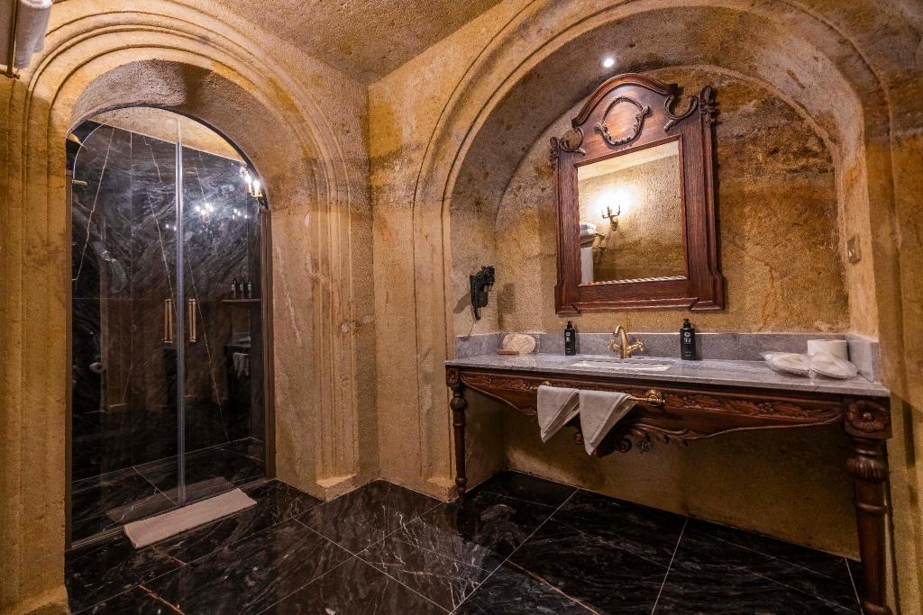 Cave, Premium, Suite, King Bed, Jetted Tub