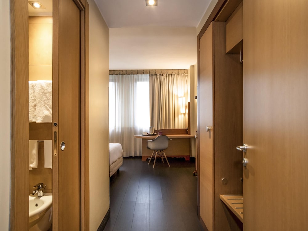 Mercure Roma West 73/73