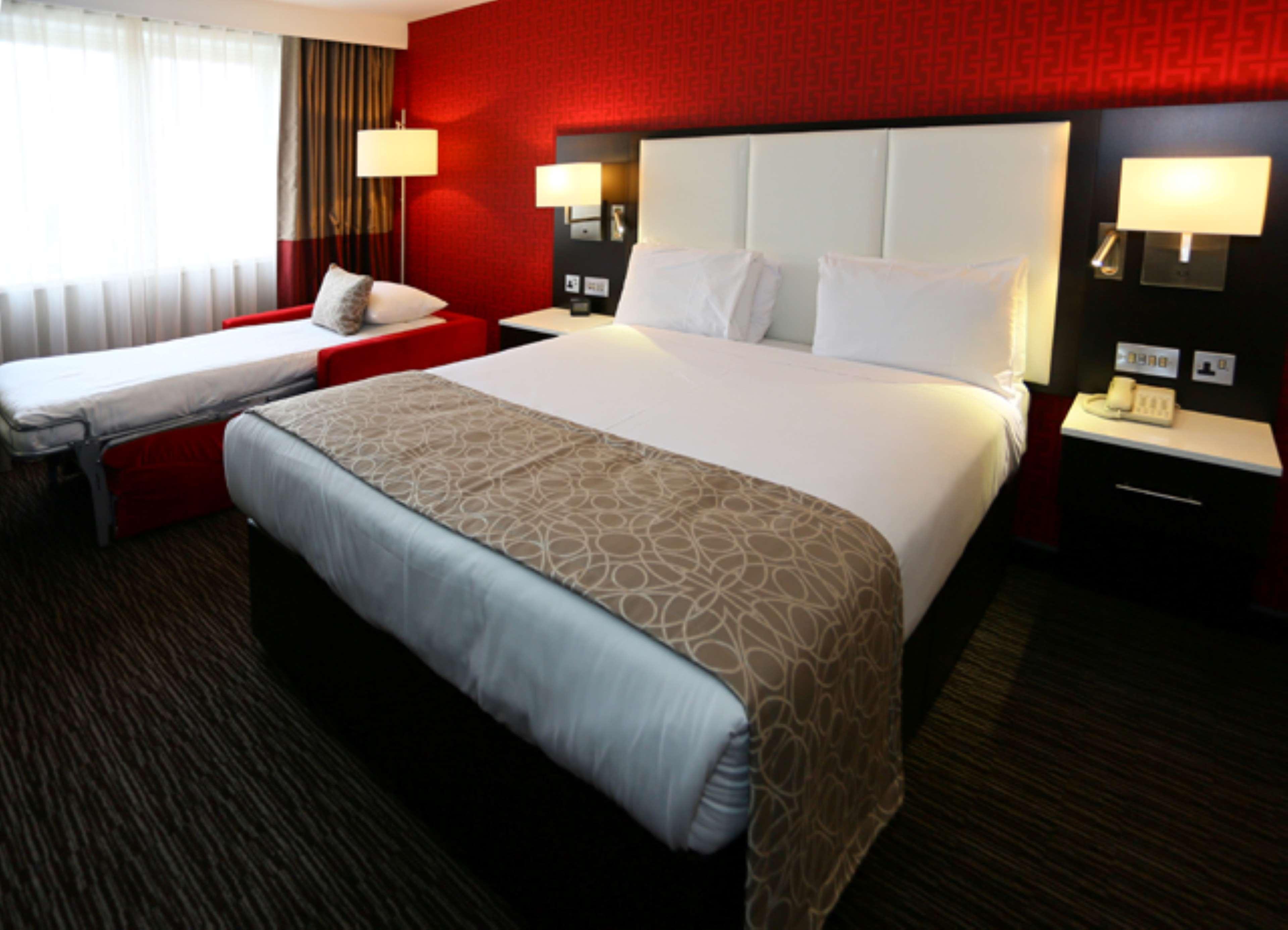 GUEST ROOM, QUEEN BED, SOFA
