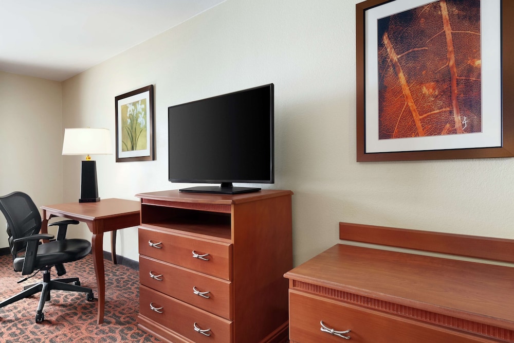 Hampton Inn Stafford 33/34