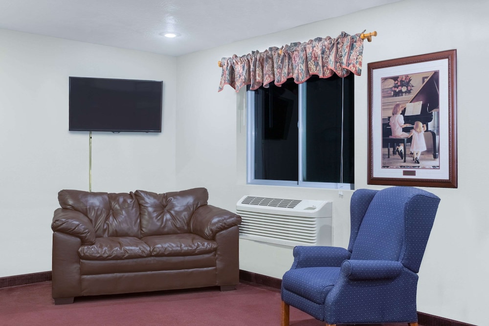 Super 8 By Wyndham Blackfoot 32/42