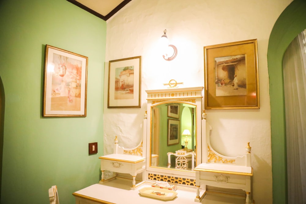 WelcomHeritage Connaught House 49/50