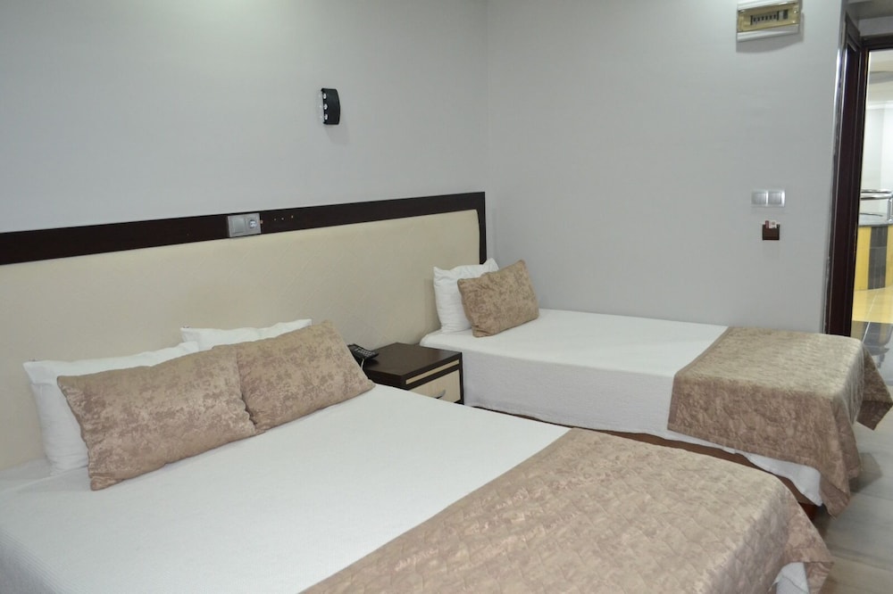 ROOM, DOUBLE OR TWIN BED