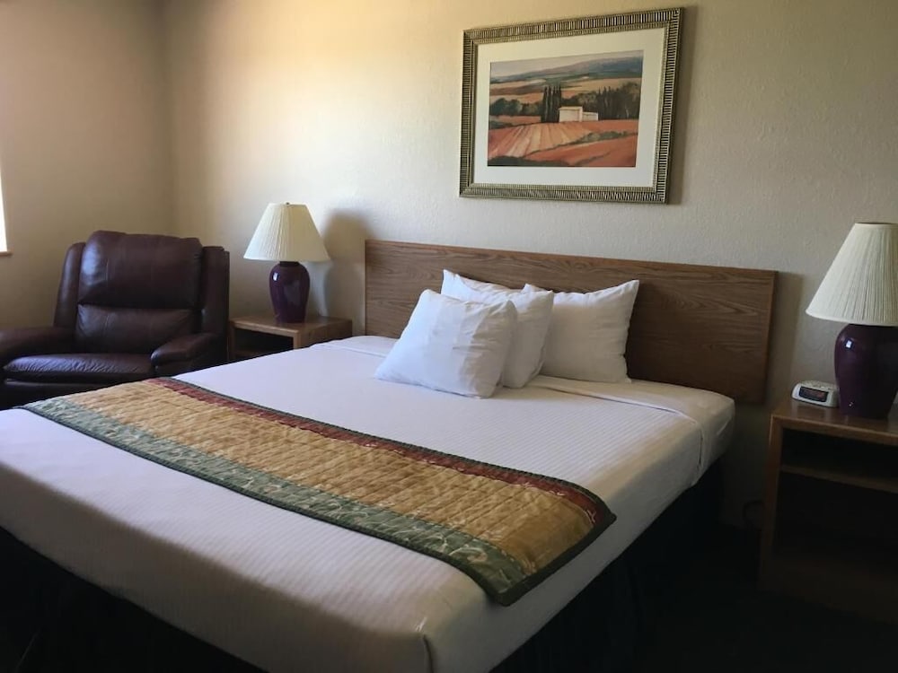 Americas Best Value Inn and Suites-Cassville/Roaring River 17/42