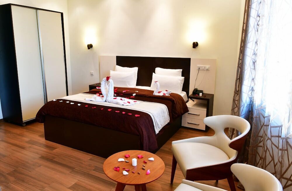 ROOM, DOUBLE BED
