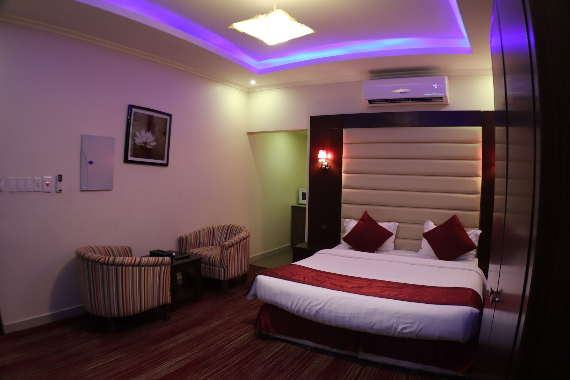 ROOM, DOUBLE BED