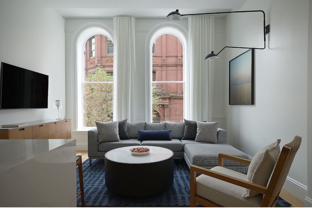 The Docent's Collection at 178 Middle Street 21/37