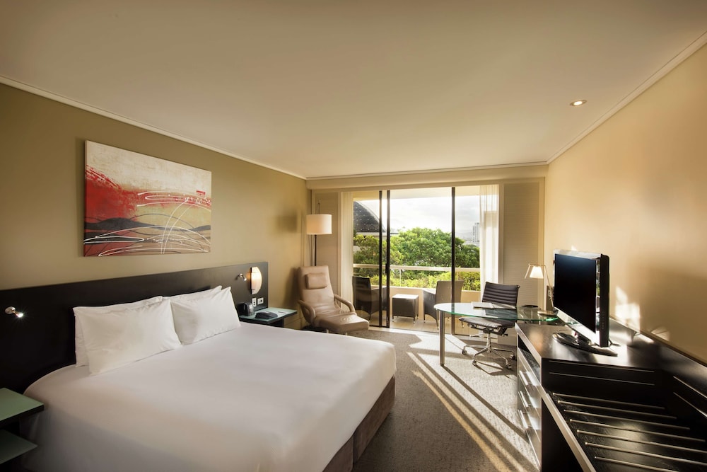 Hilton Cairns Hotel 24/85