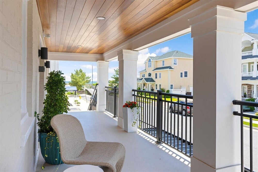Surrey Beach House 8/50