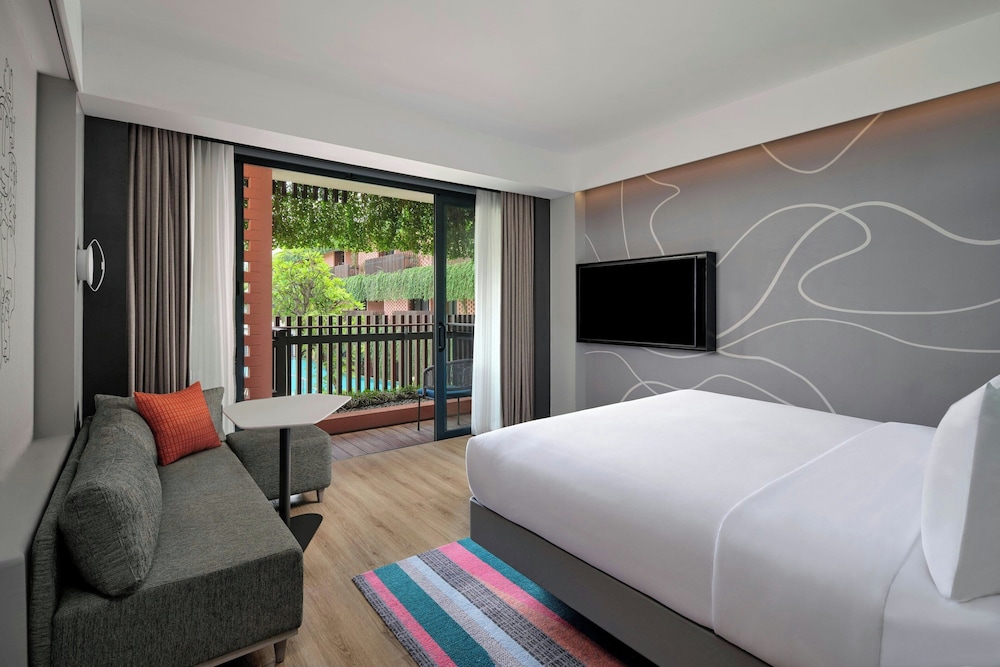 ROOM, KING BED, POOL VIEW, BALCONY