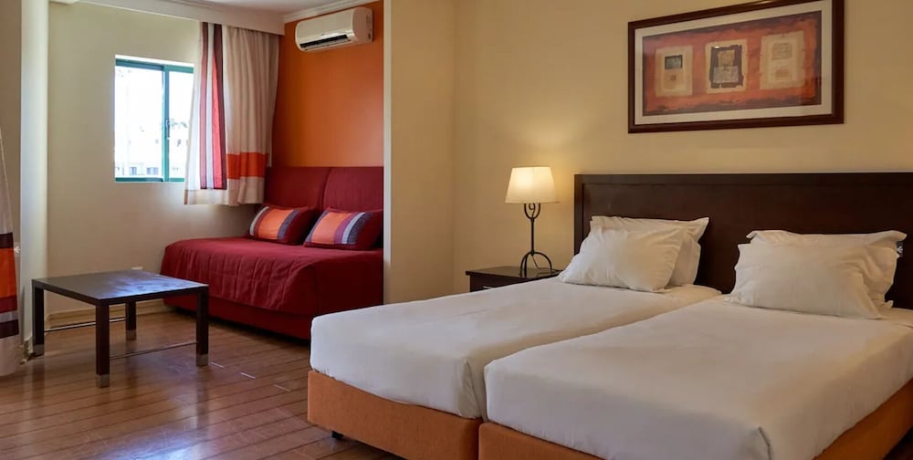 جناح جونيور بسريرين منفصلين بإطلالة على المدينة بشرفة مع أريكة