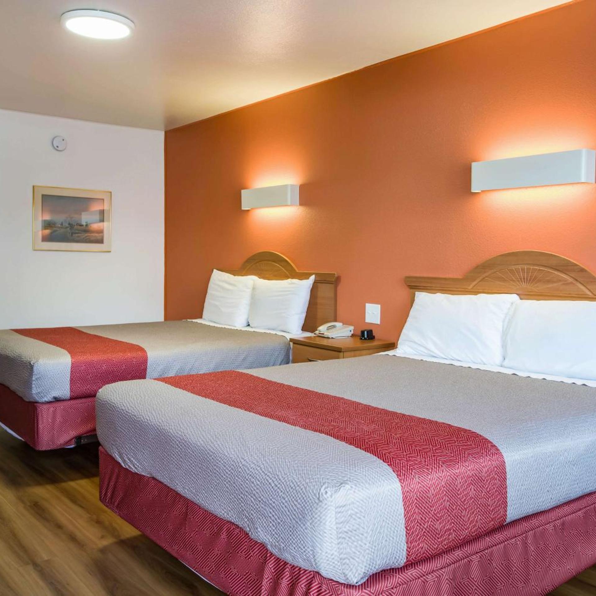 2 Queen Beds - Mobil Access Tub Nsmk Micfridg