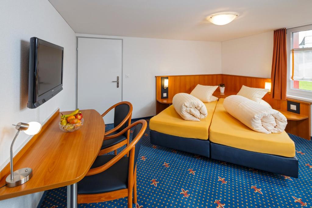 Room, Double Bed, Garden View