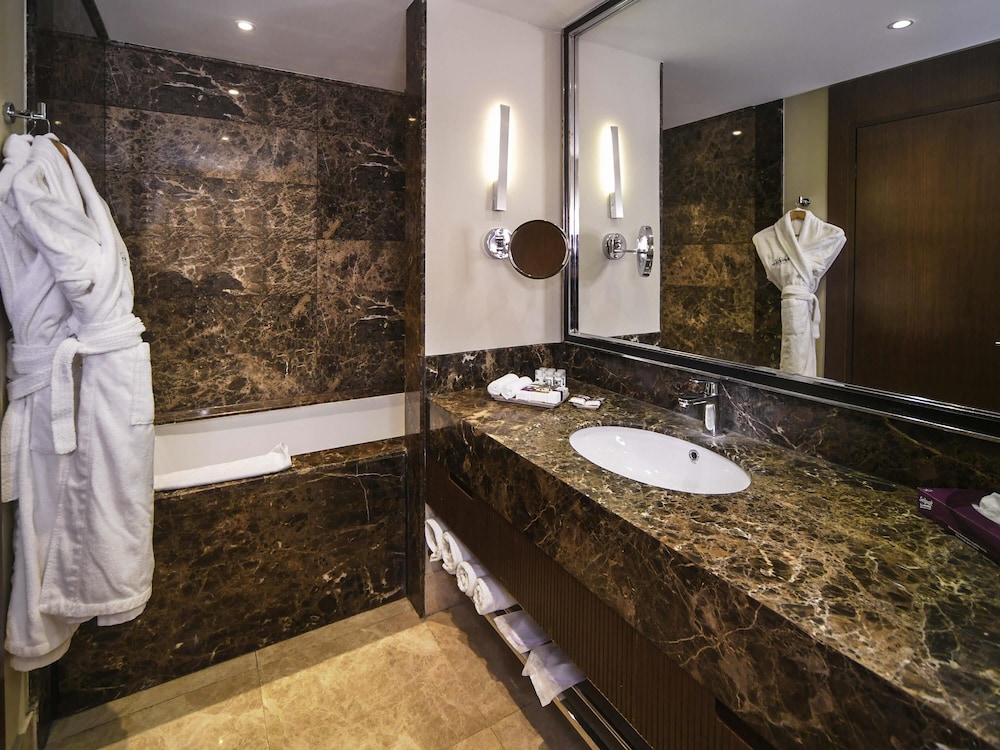 Mercure Istanbul West Hotel and Convention Center 31/33