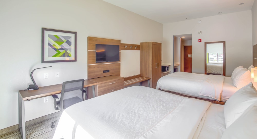 Suite, 2 Queen Beds, Extra Floor Space، Holiday Inn Express Hotel And Suites Gulf Shores 3/4