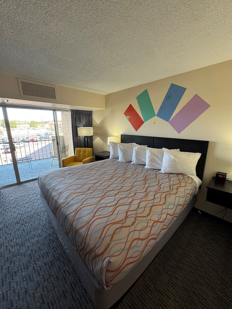 DELUXE, SUITE, KING BED