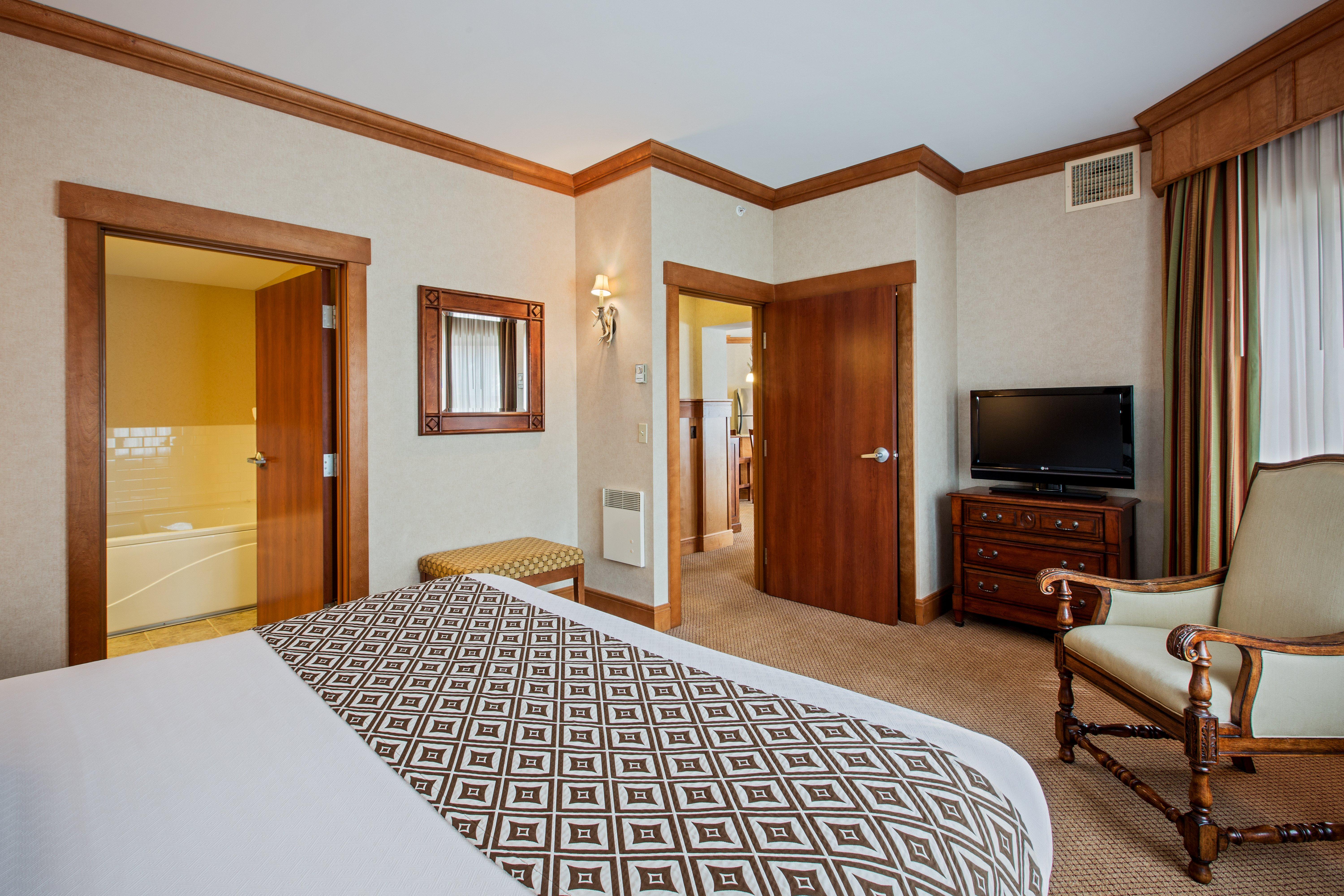 Grand, Suite, King and Queen Bed, Jetted Tub