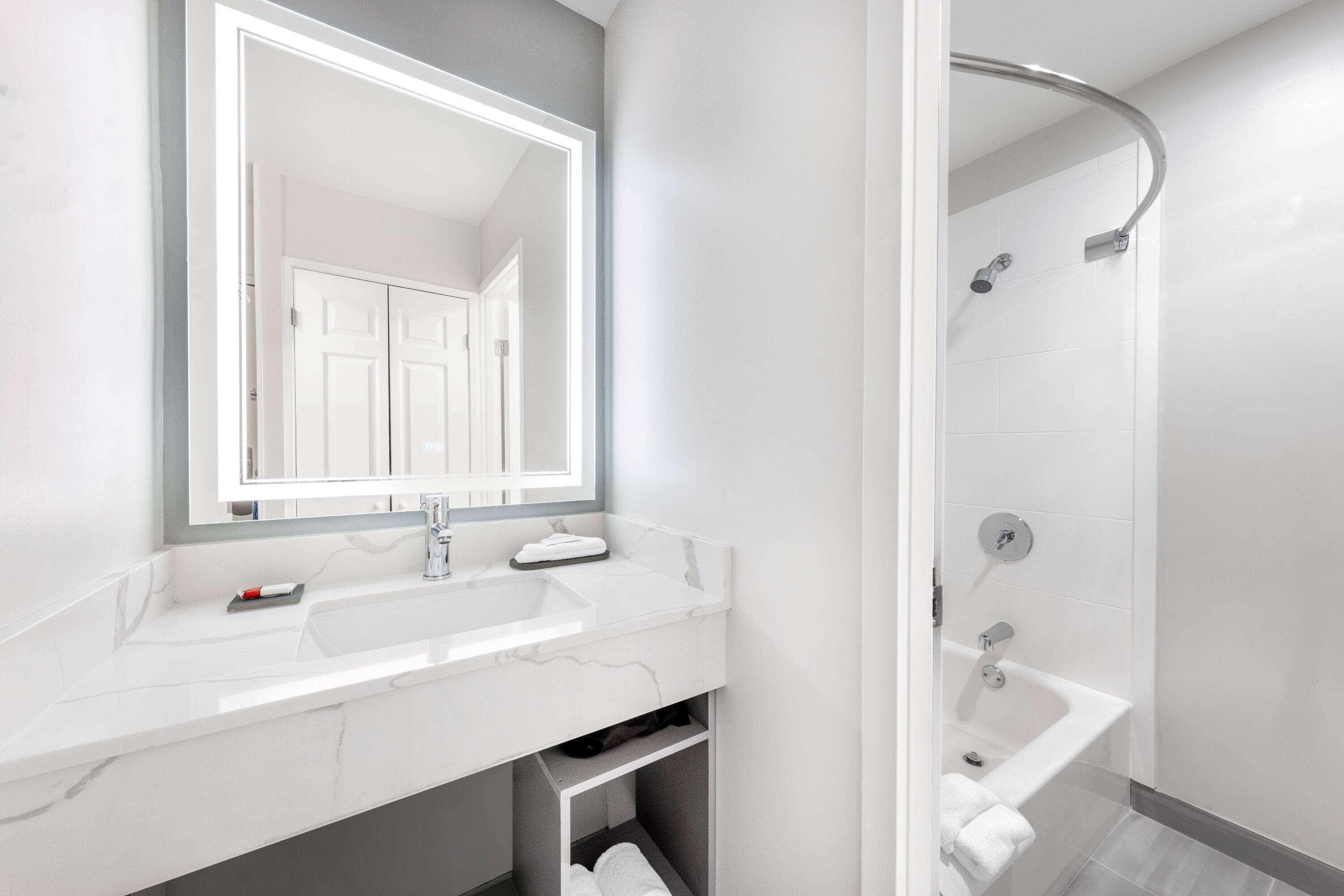 غرفة بسرير مزدوج، La Quinta Inn Lynnwood 3/3