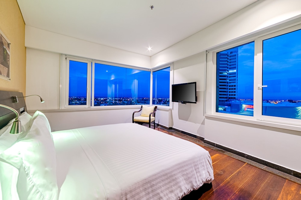 PREMIUM, SUITE, KING BED