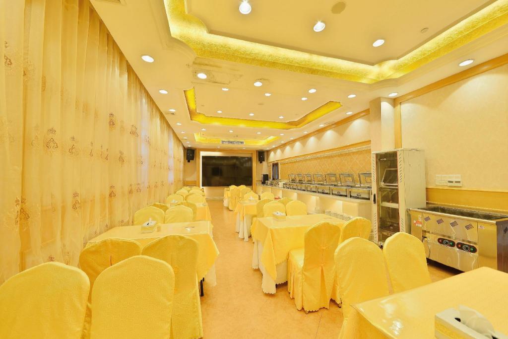 Vienna Hotel (Shenzhen Gushu Metro Station) 50/56