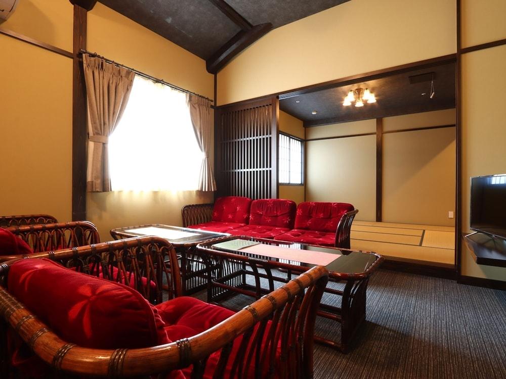 JAPANESE WESTERN, SHARED BATHROOM