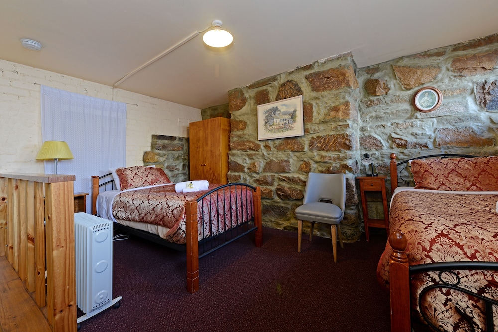 SUITE, TWIN BEDS, SHARED BATHROOM, GROUND FLOOR