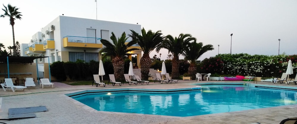 Leonidas Hotel & Studios 61/65