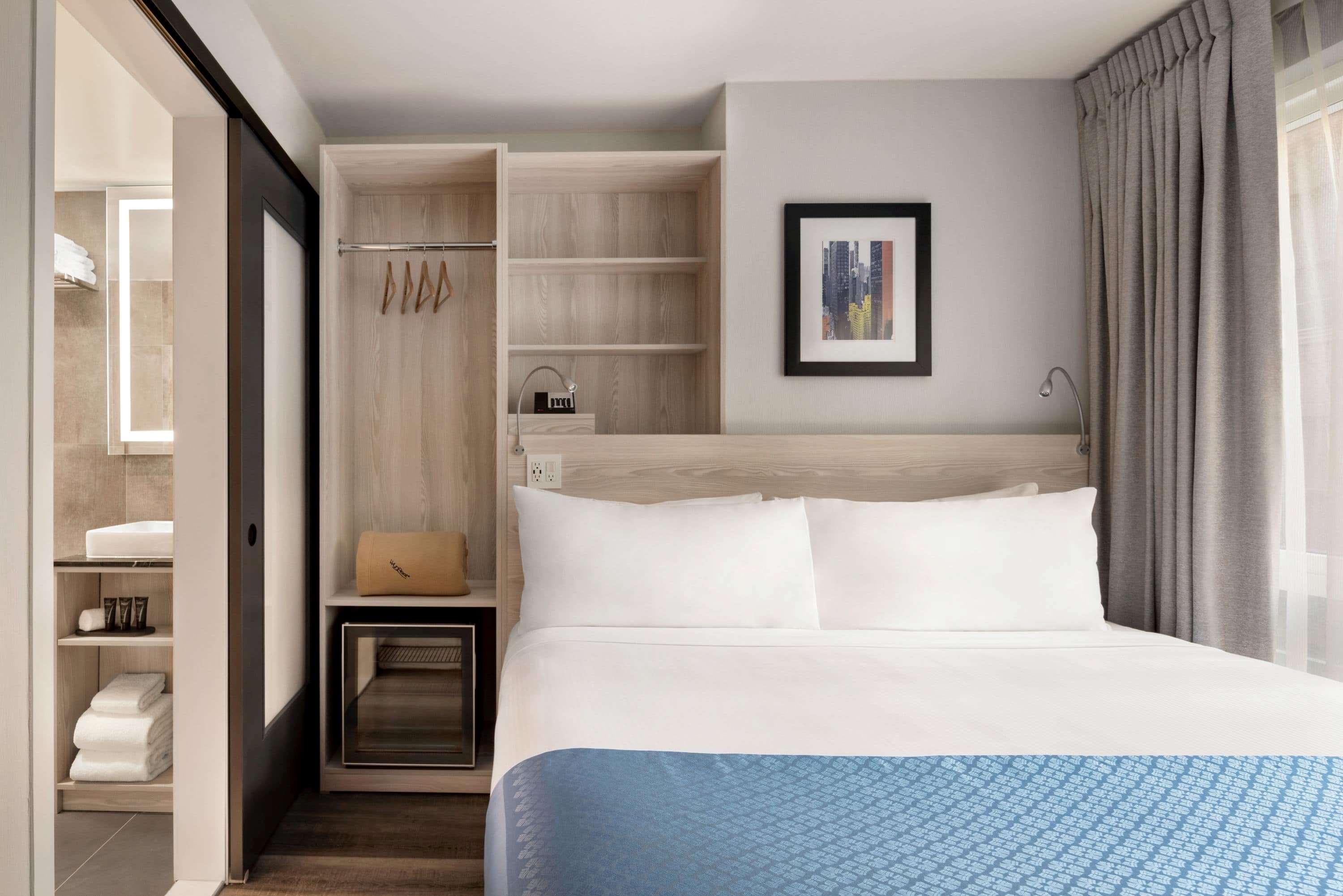 Room, Queen Bed, Empire Building View