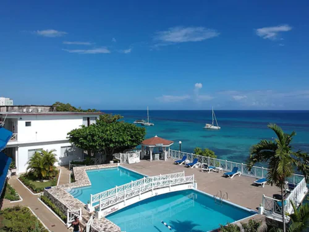 Hibiscus Lodge 6/58