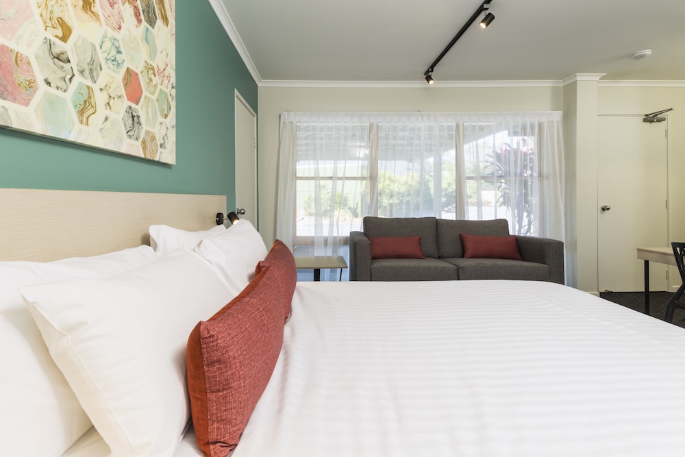 BALACLAVA HOTEL 18/49