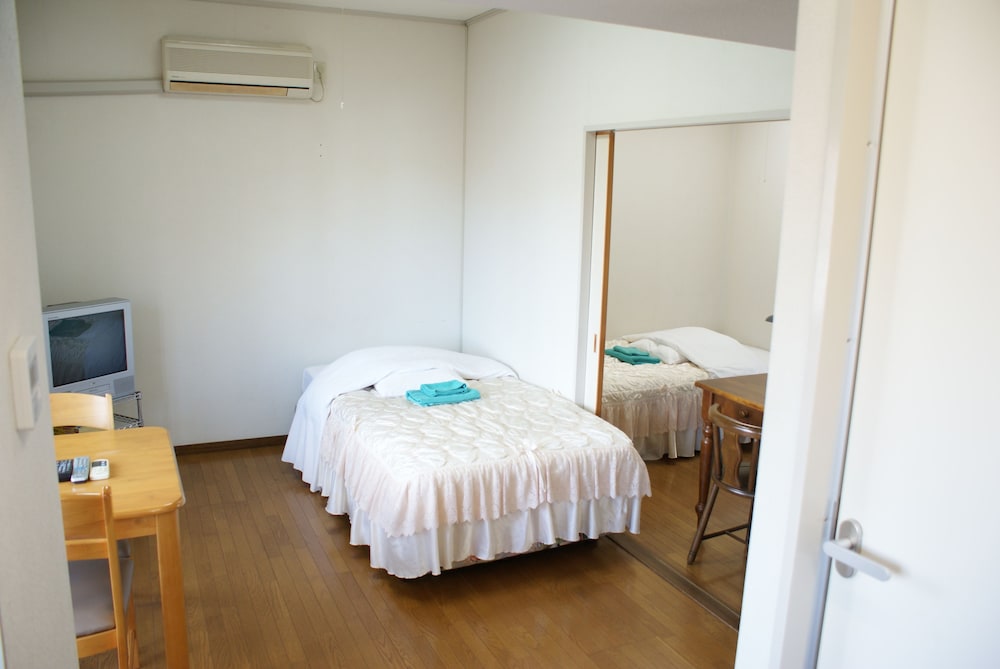 ROOM, TWIN BEDS