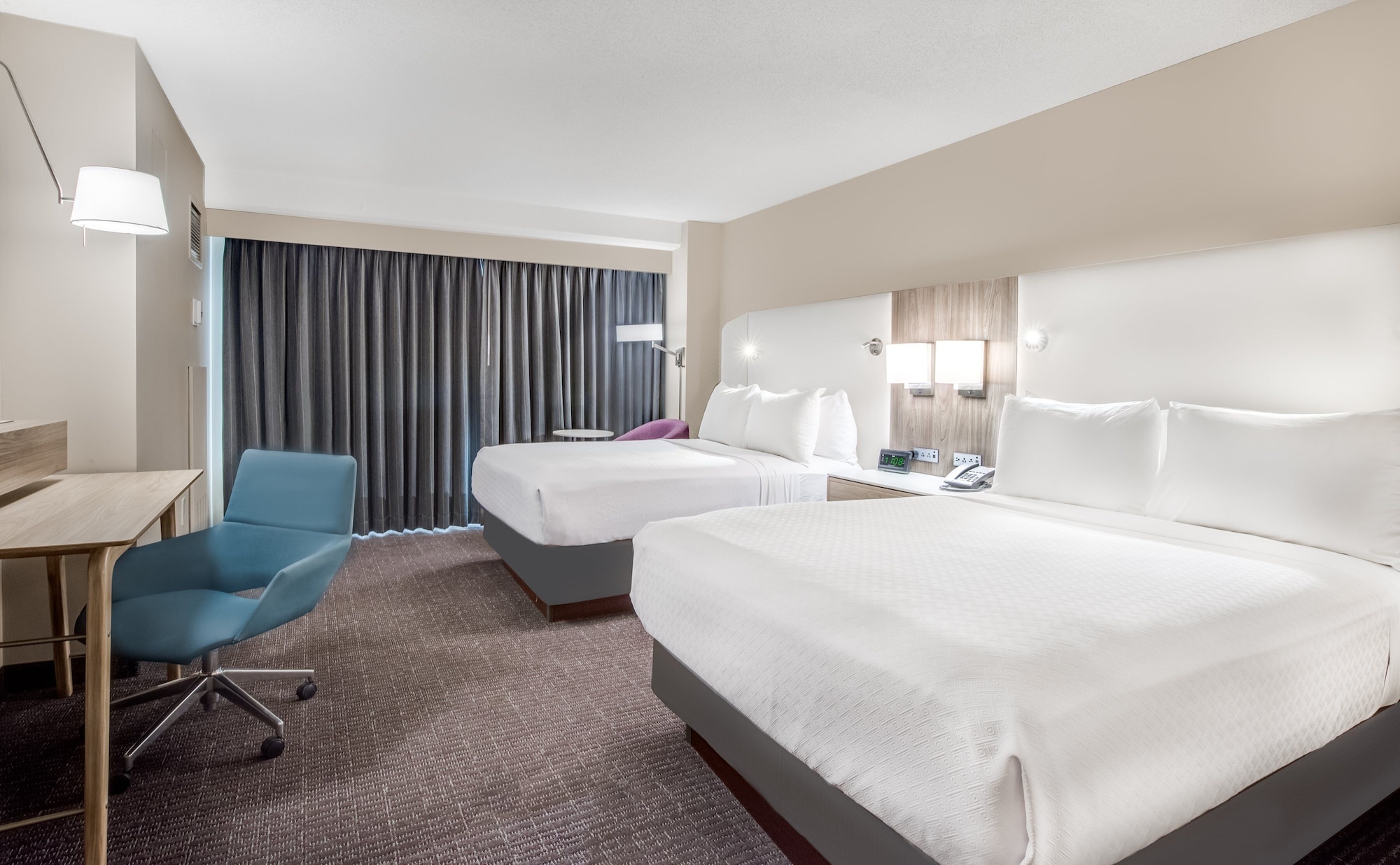 غرفة قياسية بسريرين مزدوجين