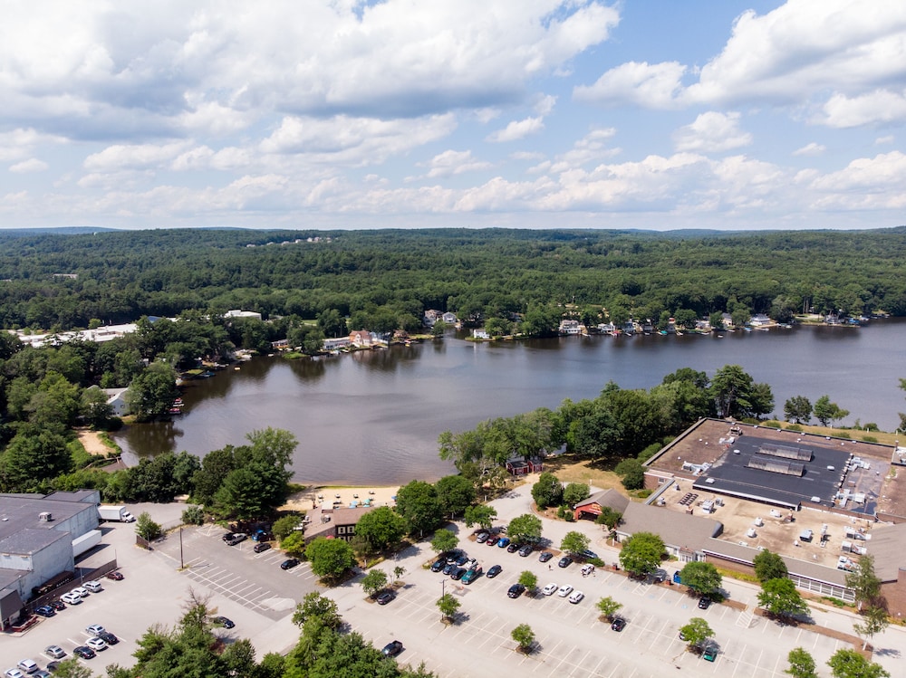 Sturbridge Host Hotel 70/71