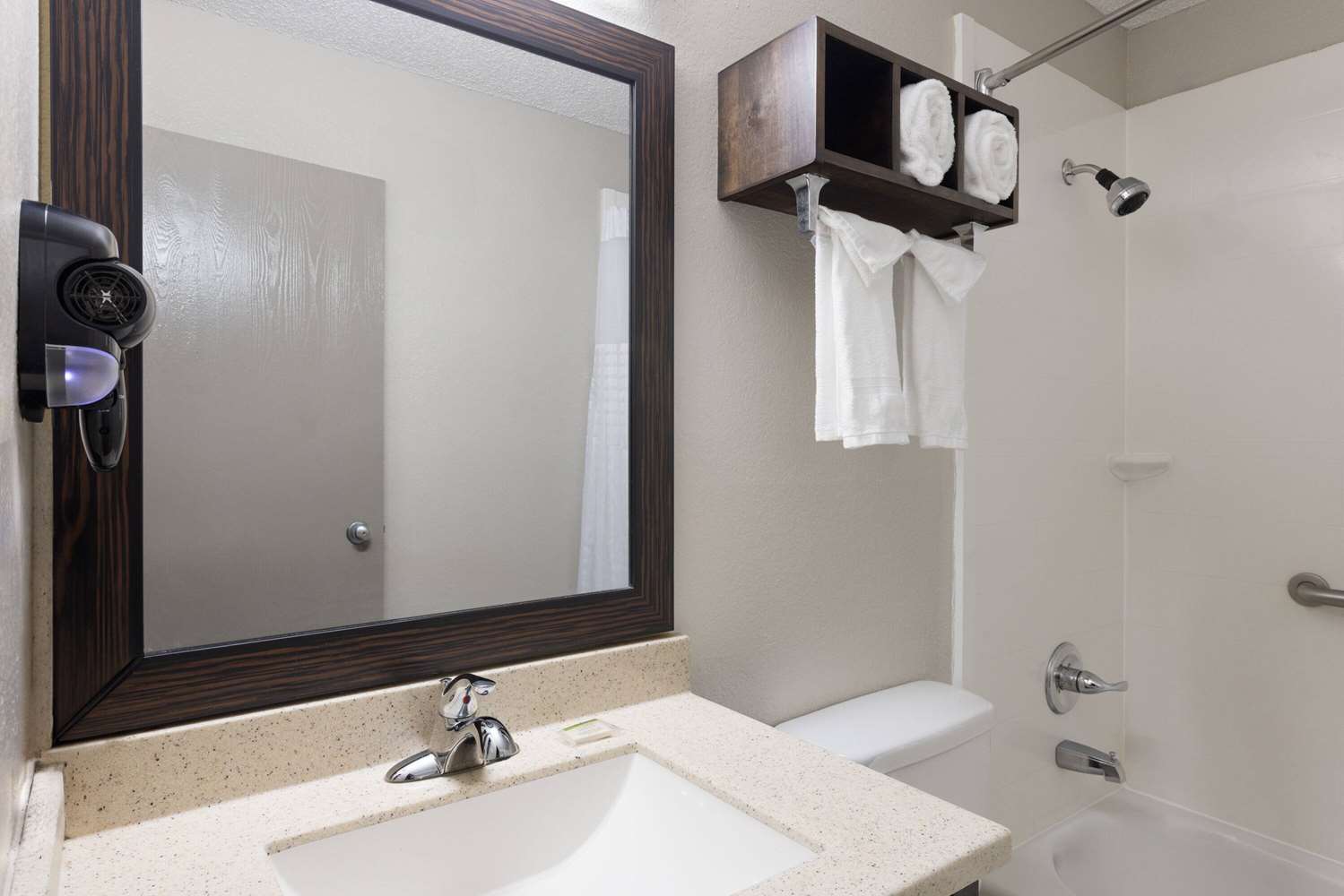 Days Inn by Wyndham Miami 25/27