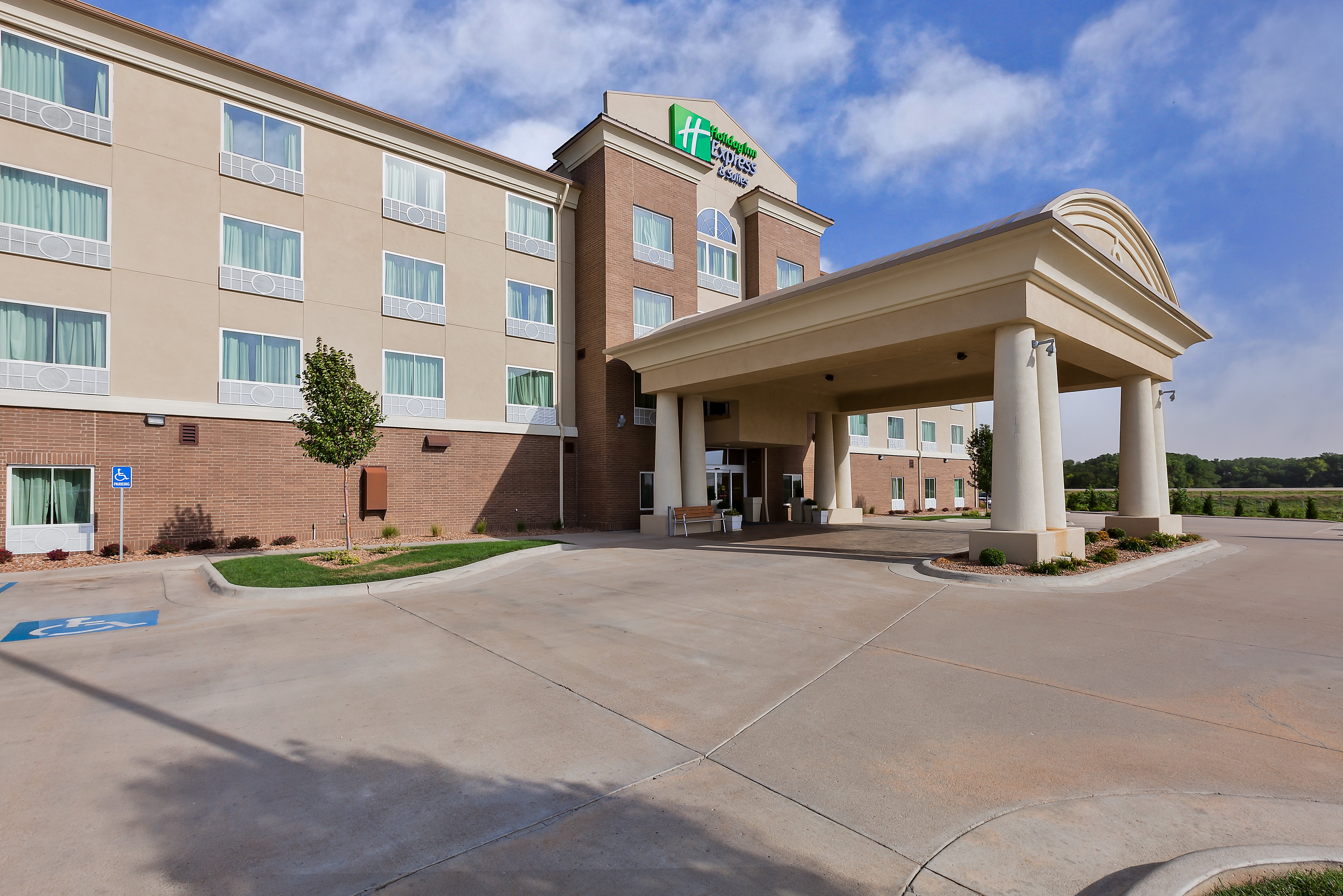 Holiday Inn Express Hotel and Suites Salina 52/62