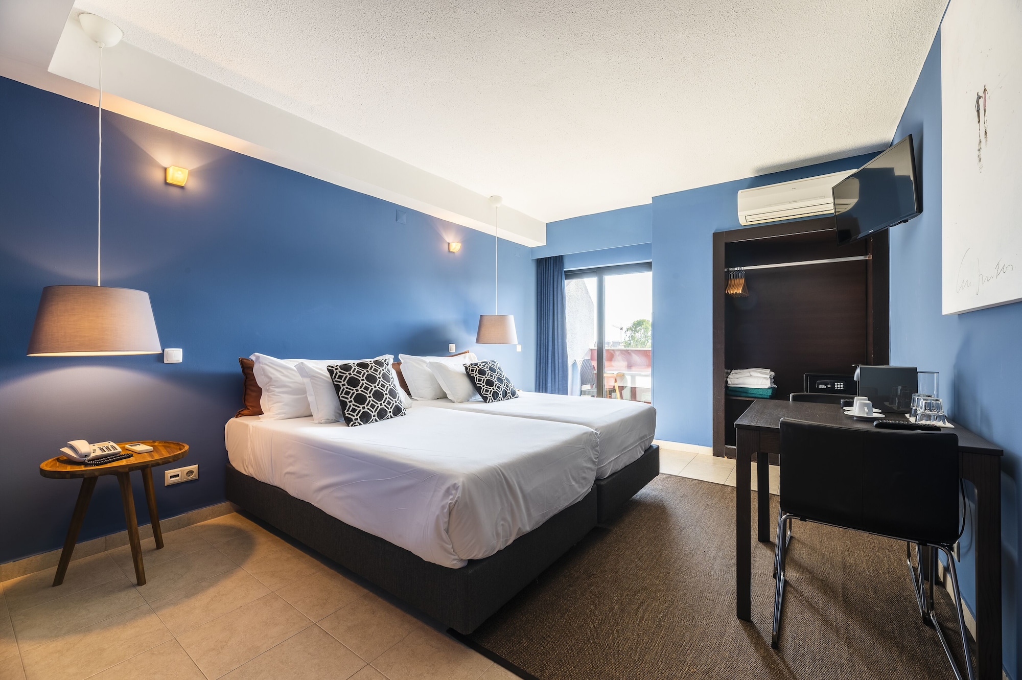 SUPERIOR, DOUBLE OR TWIN BED