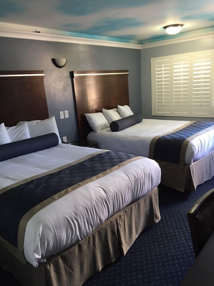 Hollywood Palms Inns & Suites 15/56