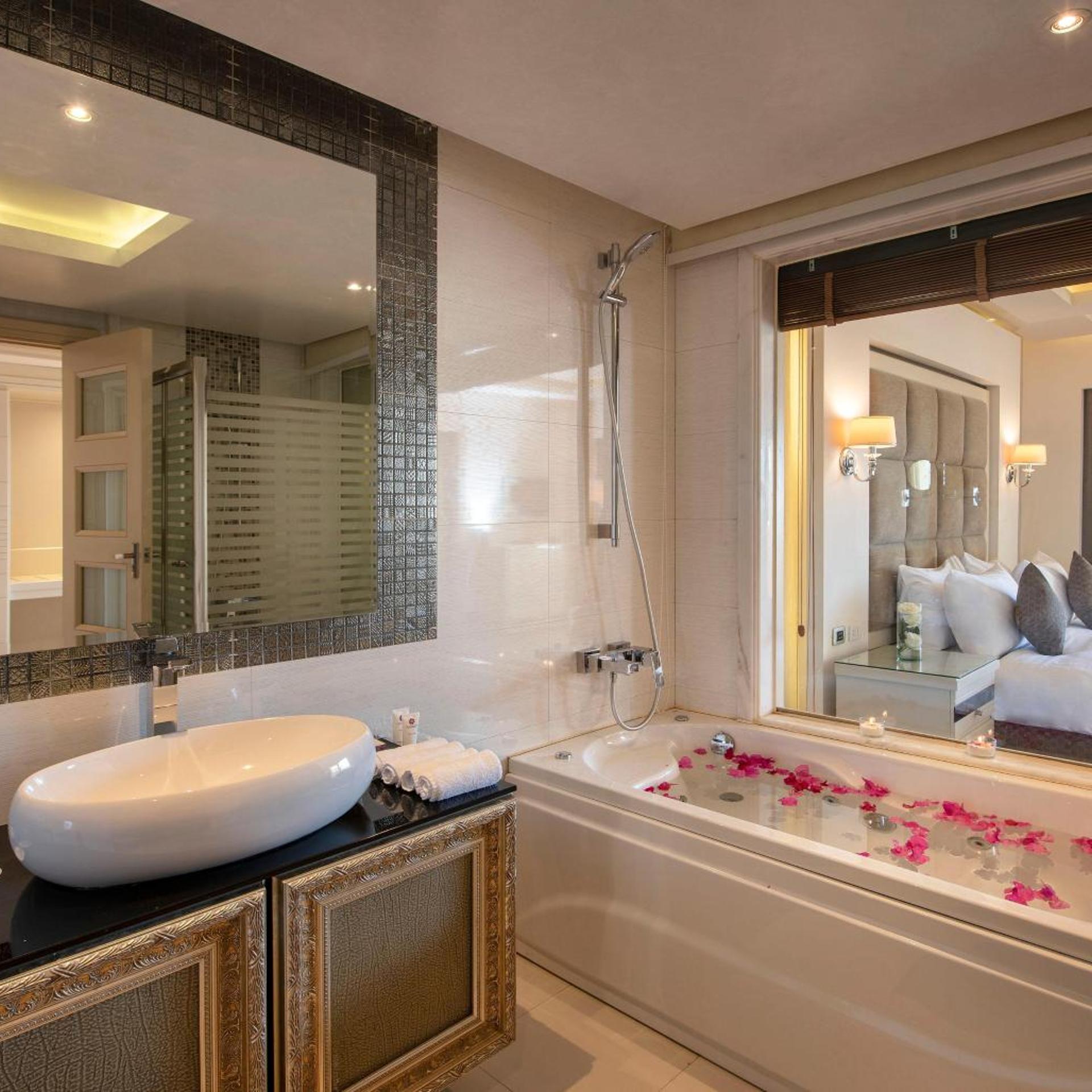 Junior Suite, Deluxe, Beach Front, Charmillion Club Resort 5/7
