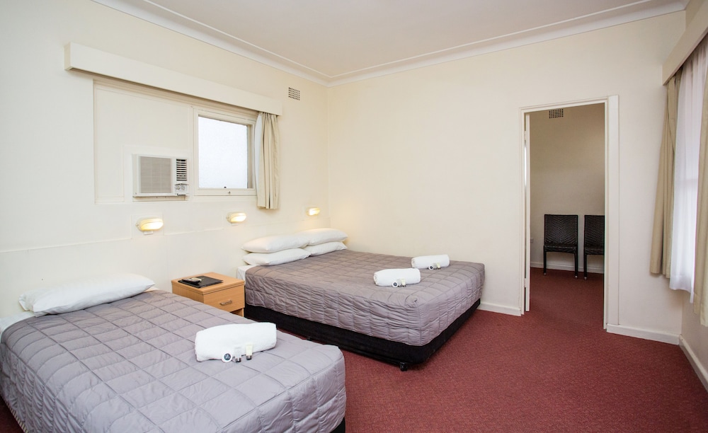 COWRA MOTOR INN 19/65
