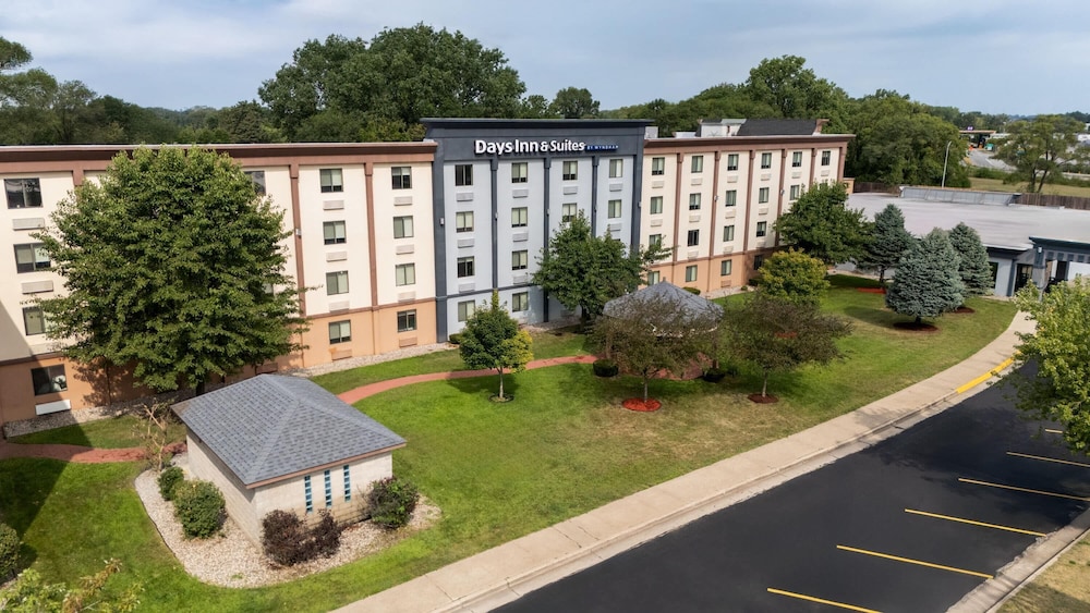 Days Inn and Suites by Wyndham Hammond, IN 43/50