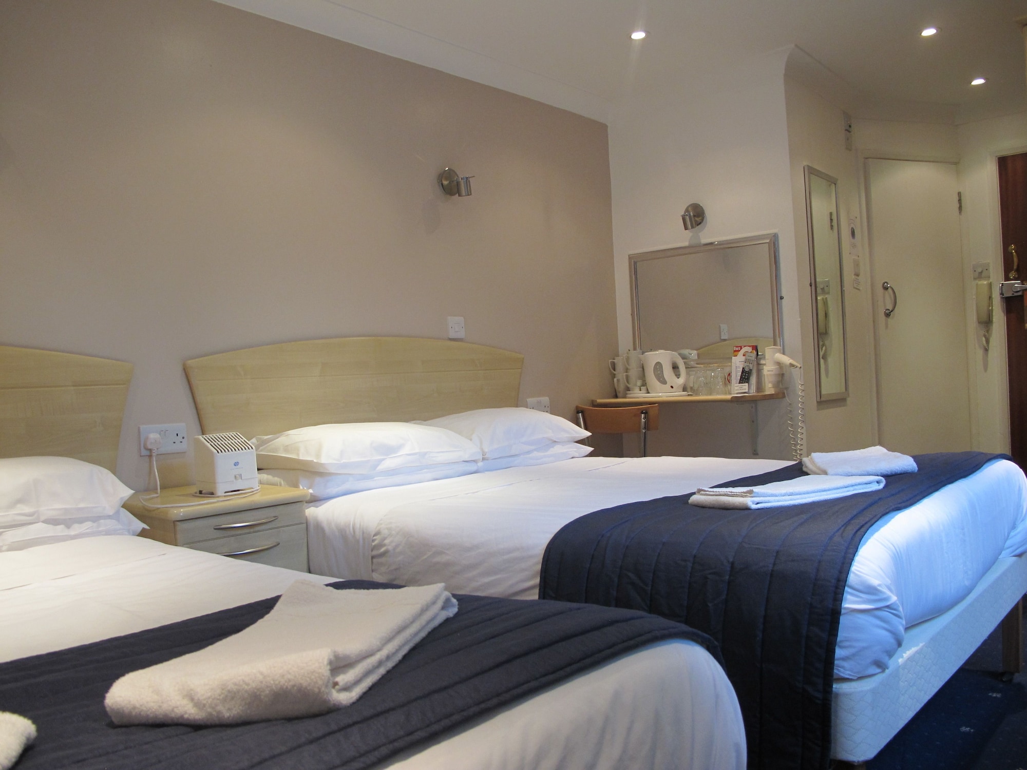 ROOM, QUADRUPLE