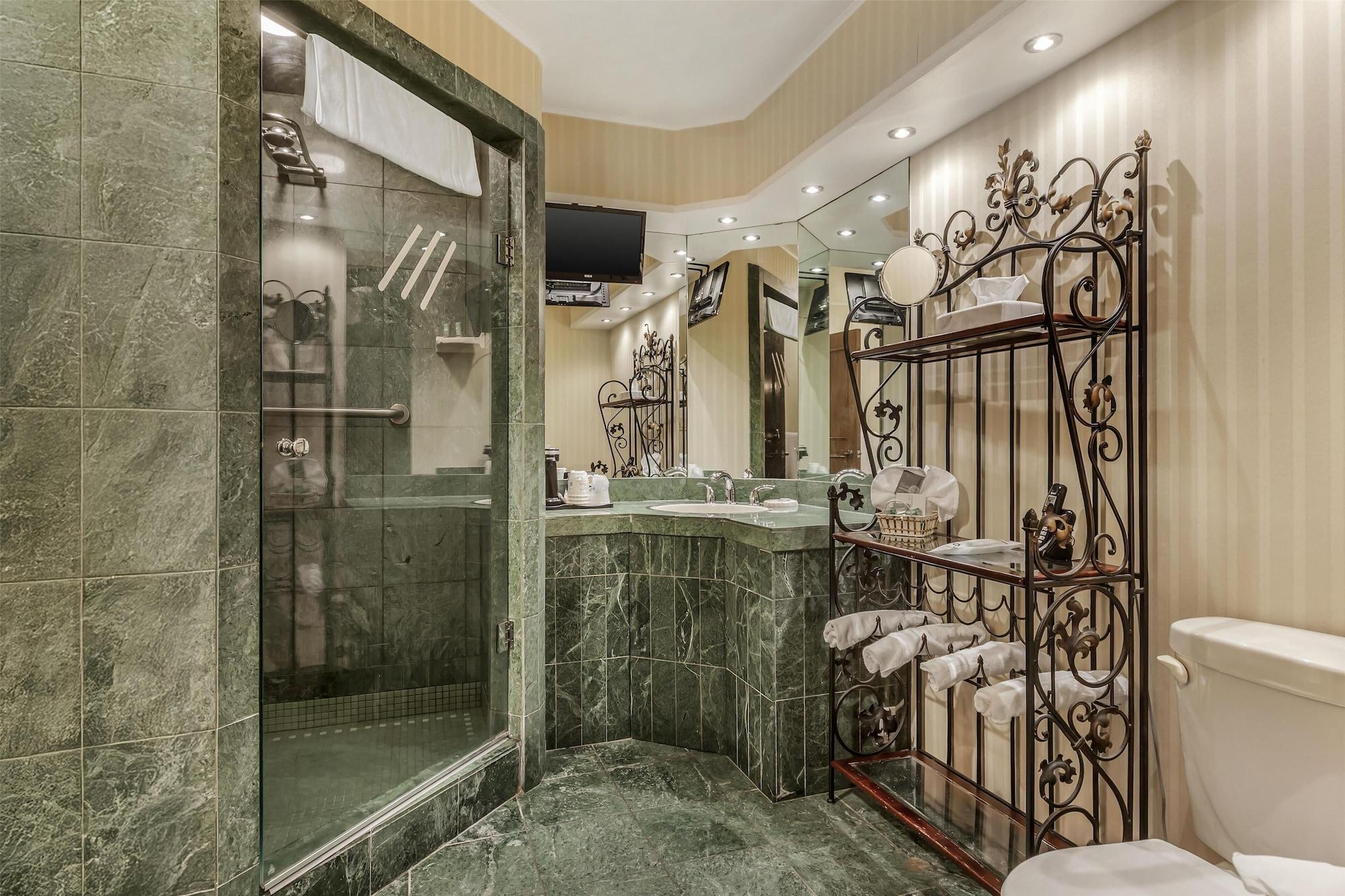 Ladies, Suite, Queen Bed, Jetted Tub
