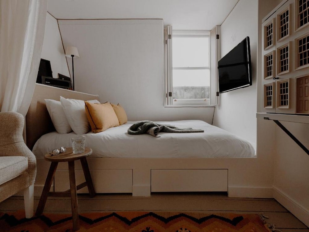 GUEST ROOM, SMALL