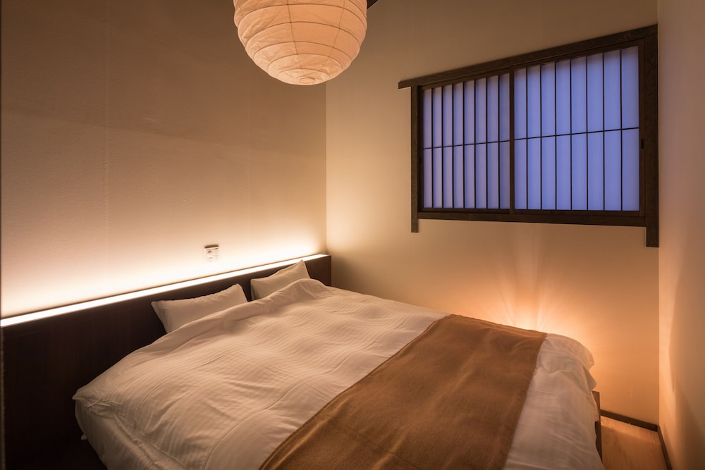 Premier, House, King Bed, 2 Futon Beds