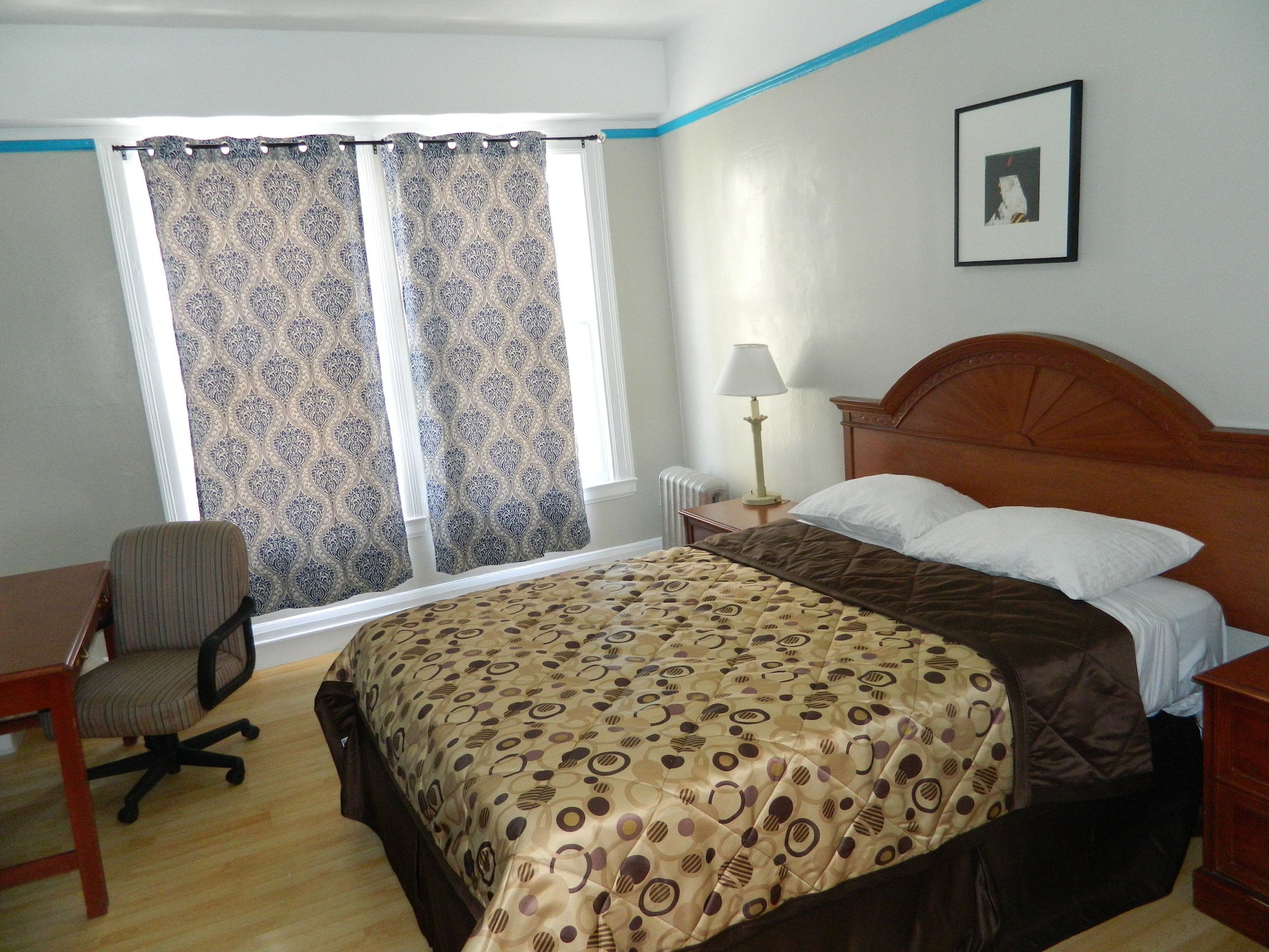STANDARD, QUEEN BED, PRIVATE BATHROOM