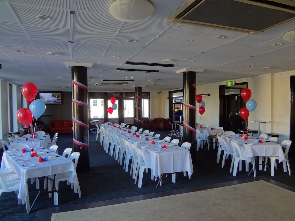 Amaroo Hotel 38/41