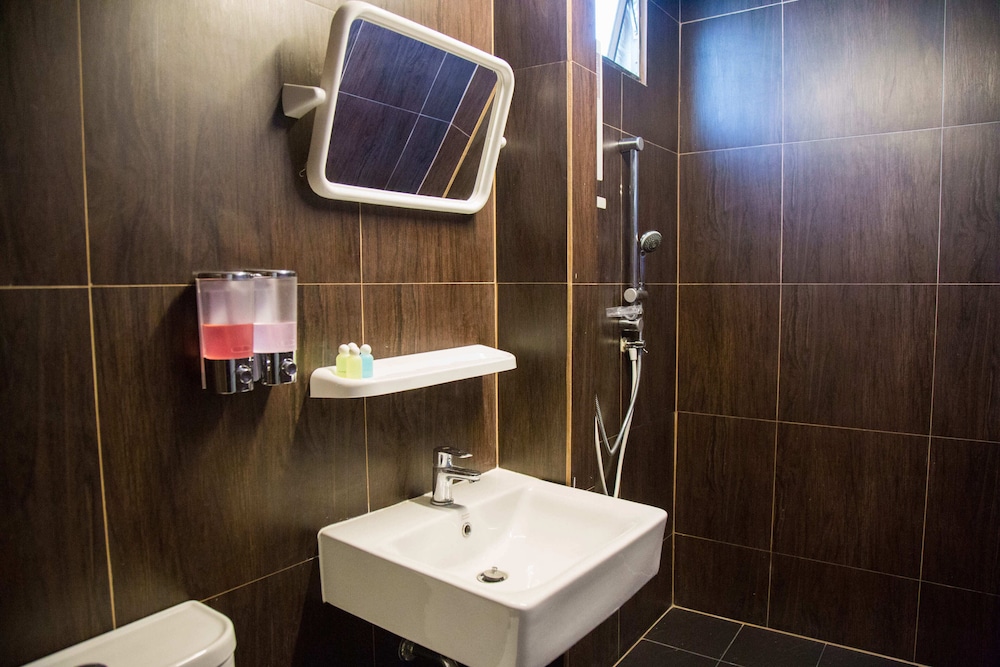 RoomQuest Ratchada AI Serviced Residence 32/35