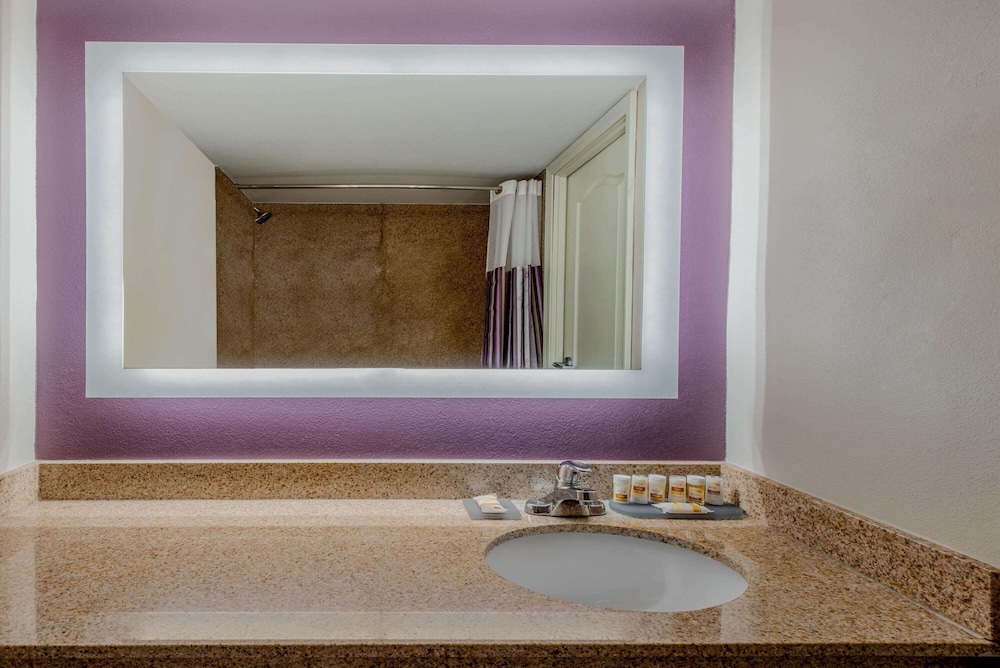 La Quinta Inn & Suites by Wyndham Lexington Park - Patuxent 24/52
